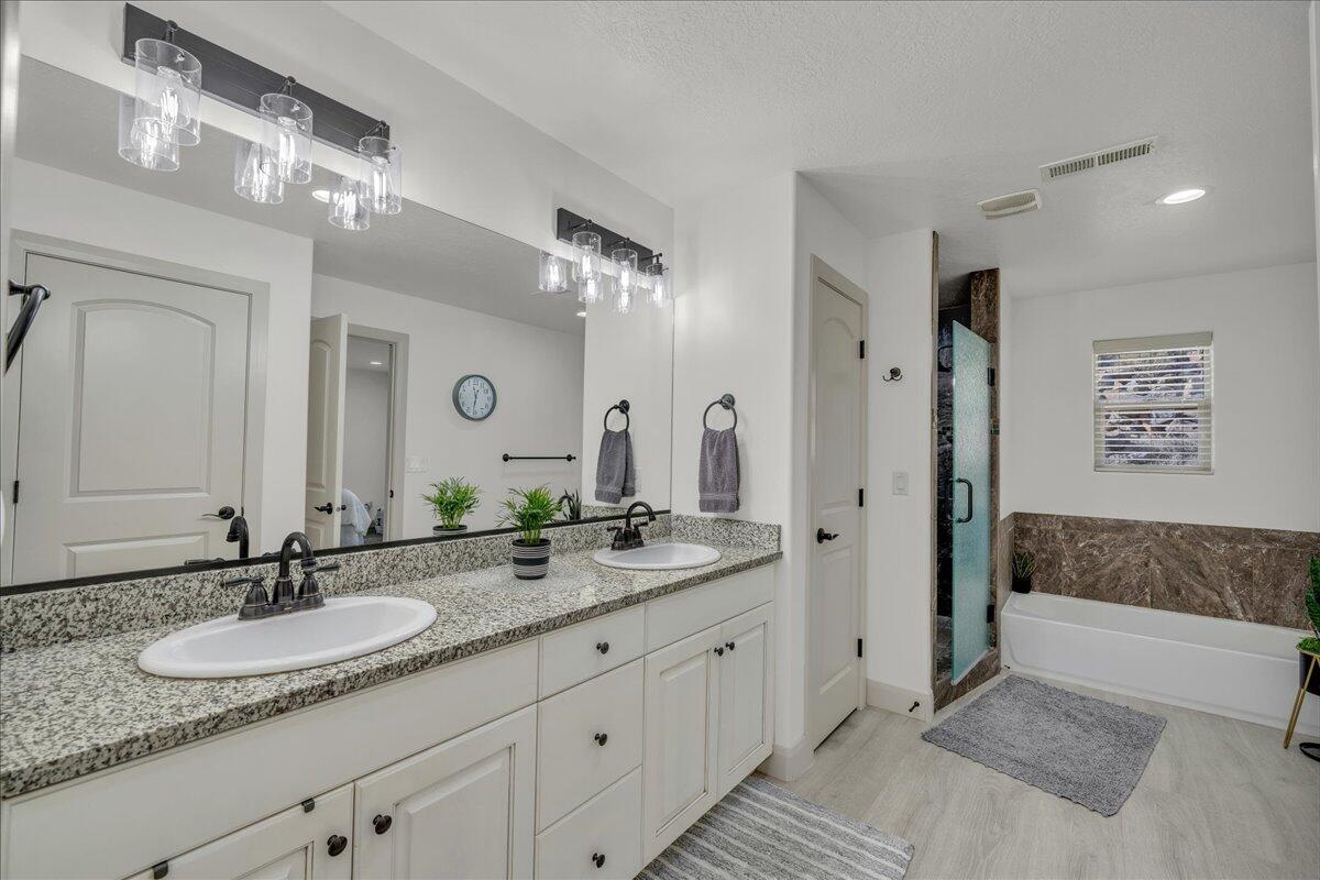 CREEKSIDE TOWNHOMES - Residential