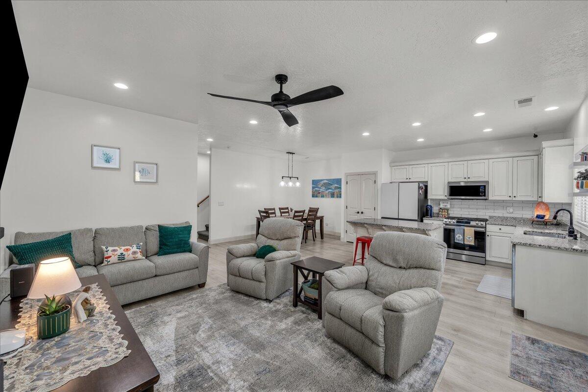 CREEKSIDE TOWNHOMES - Residential