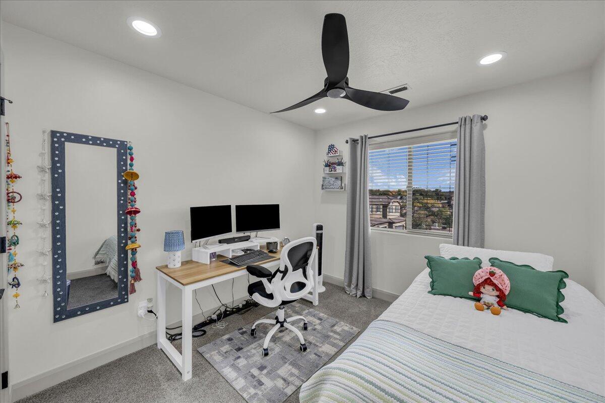 CREEKSIDE TOWNHOMES - Residential