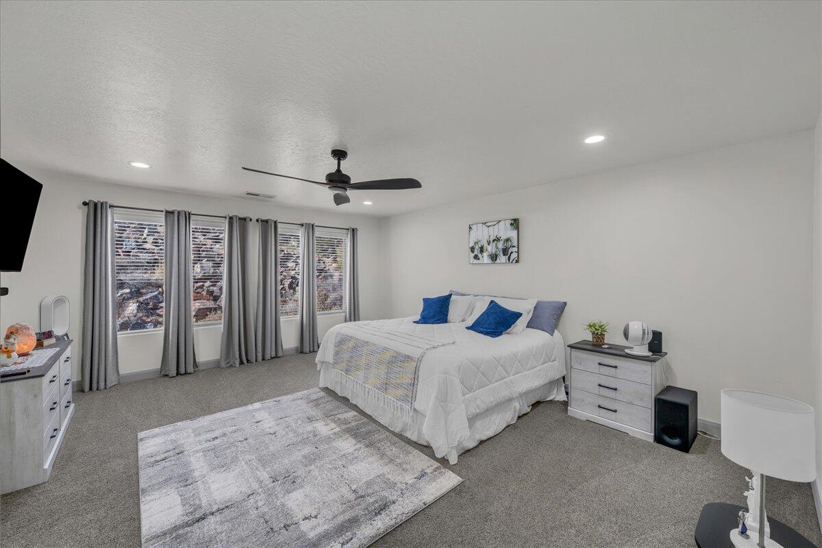 CREEKSIDE TOWNHOMES - Residential