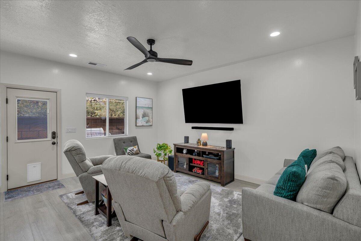 CREEKSIDE TOWNHOMES - Residential