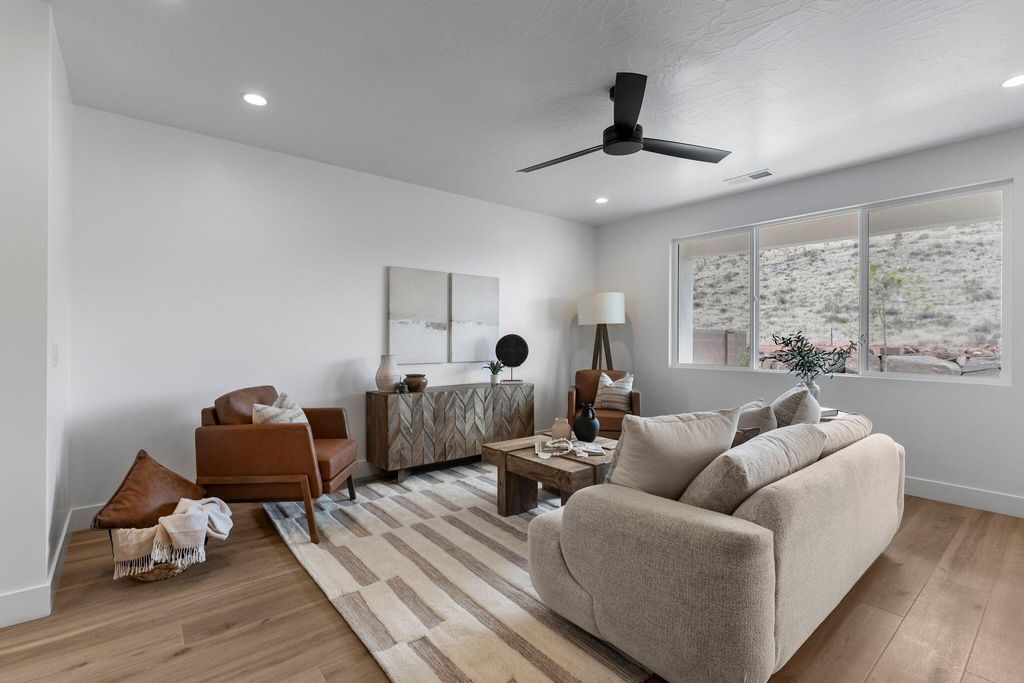 Photo of 943 E Coyote Crest DR, Washington, UT 84780 (MLS # 25-266157)