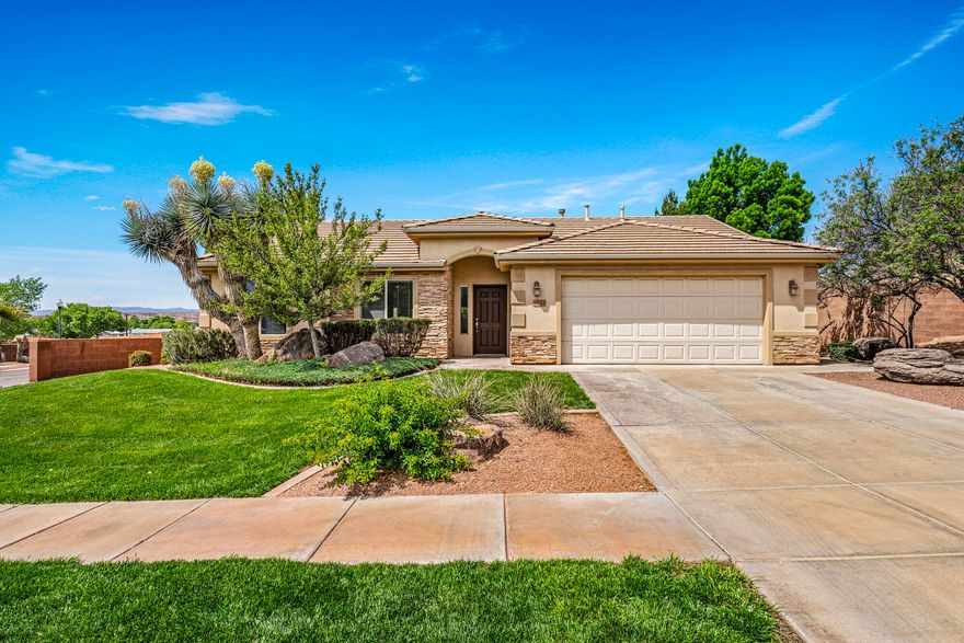This move-in-ready home in the Stonegate subdivision features new carpet, a great floorplan, privacy in a picture-perfect backyard, and a location close to shopping, schools, biking and hiking, golf, swimming, fishing ponds, Snow Canyon, reservoirs, the Tuacahn Amphitheater and more. 
A must-see!