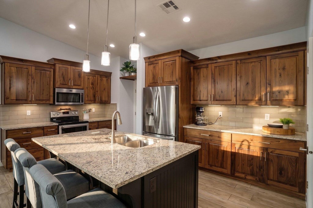 Photo of 2813 S 3300 W, Hurricane, UT 84737 (MLS # 26-275826)
