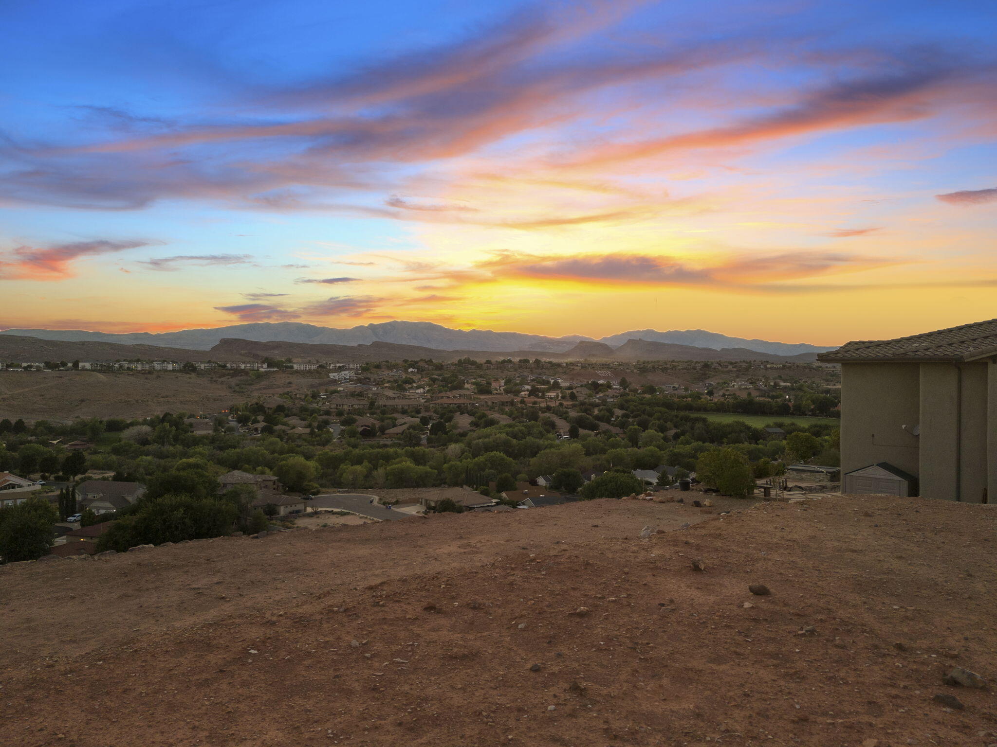 WHISPER RIDGE - Land