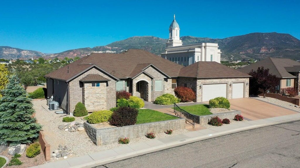 Photo of 252 S Ridgeview W, Cedar City, UT 84720 (MLS # 26-276669)