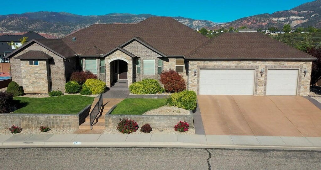 Photo of 252 S Ridgeview W, Cedar City, UT 84720 (MLS # 26-276669)