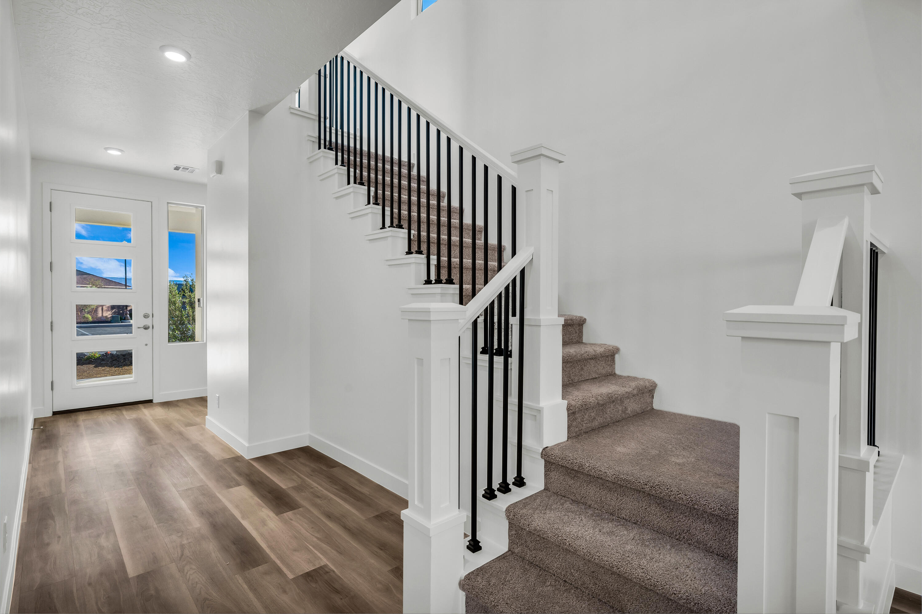 WHITE TRAILS - Residential