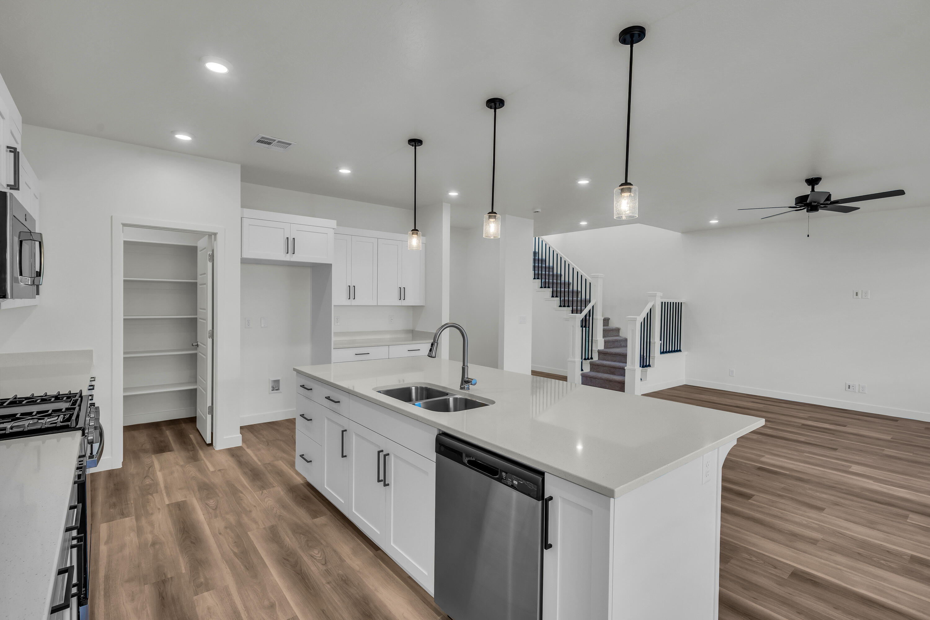 WHITE TRAILS - Residential