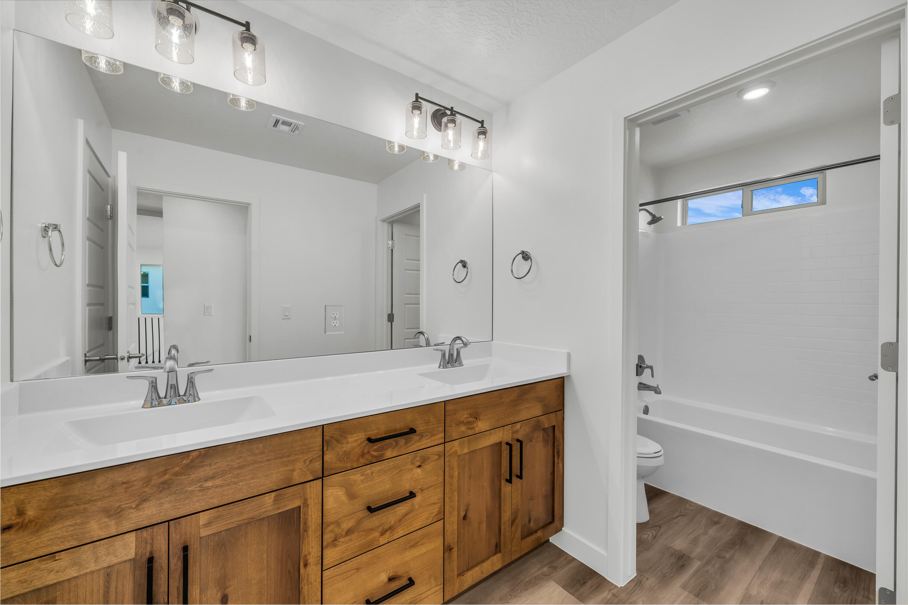 WHITE TRAILS - Residential