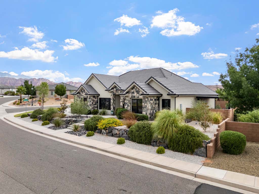 Photo of 1876 N Mountain View DR, Washington, UT 84780 (MLS # 26-275179)
