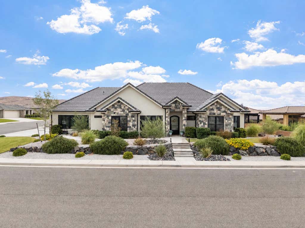 Photo of 1876 N Mountain View DR, Washington, UT 84780 (MLS # 26-275179)