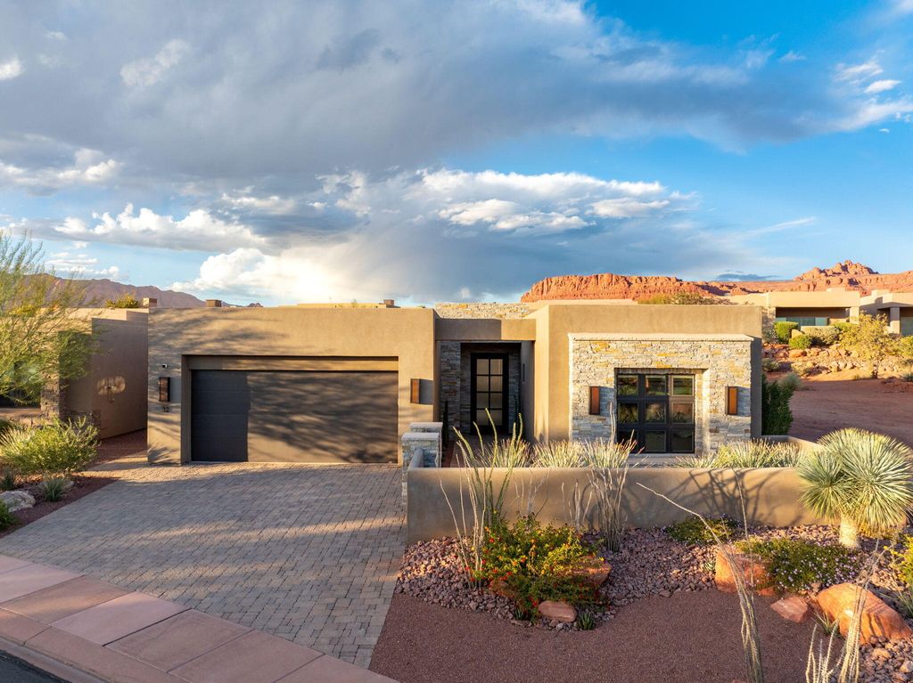 Photo of 2085 N Tuweap DR #32, Saint George, UT 84770 (MLS # 25-266084)