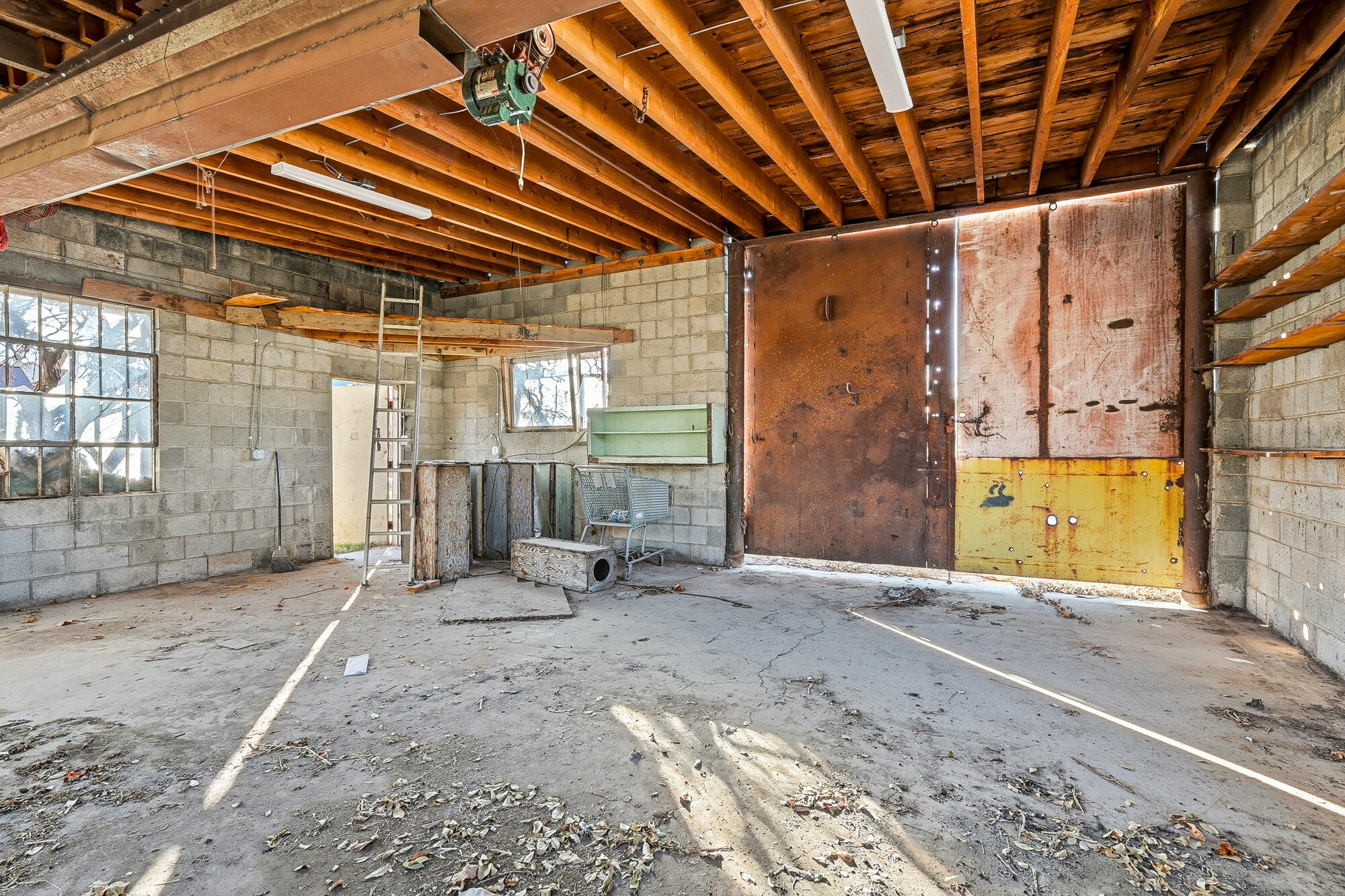 Main image without alt text