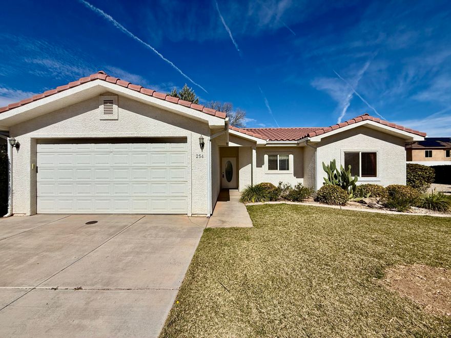 Free-standing PUD in Cottages North. Private back yard, affordable HOA dues that include yard care and access to community pool. This has been a second home for 15+ years and has had minimal wear throughout that time. Great find in a great neighborhood.