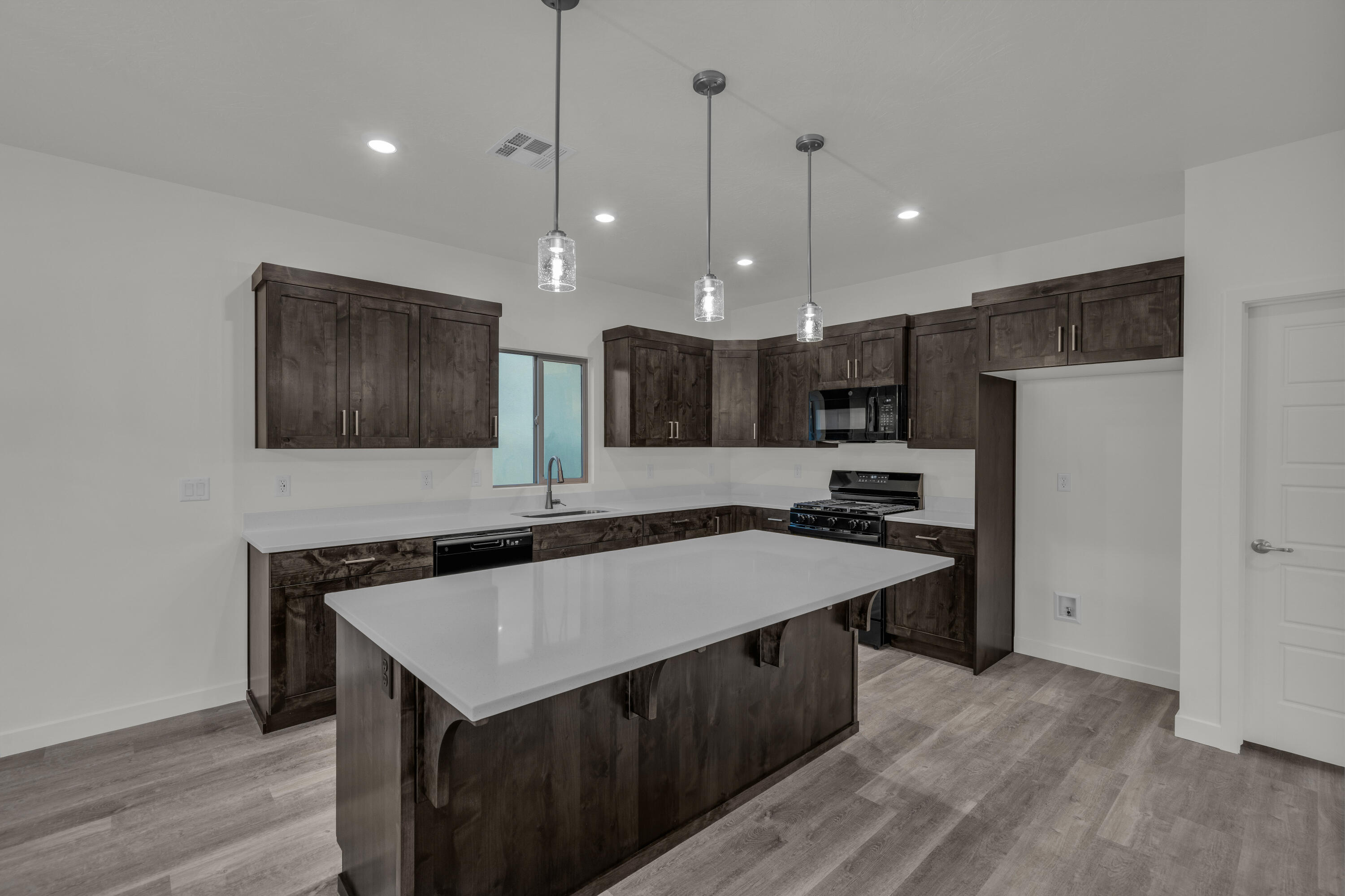 WHITE TRAILS - Residential