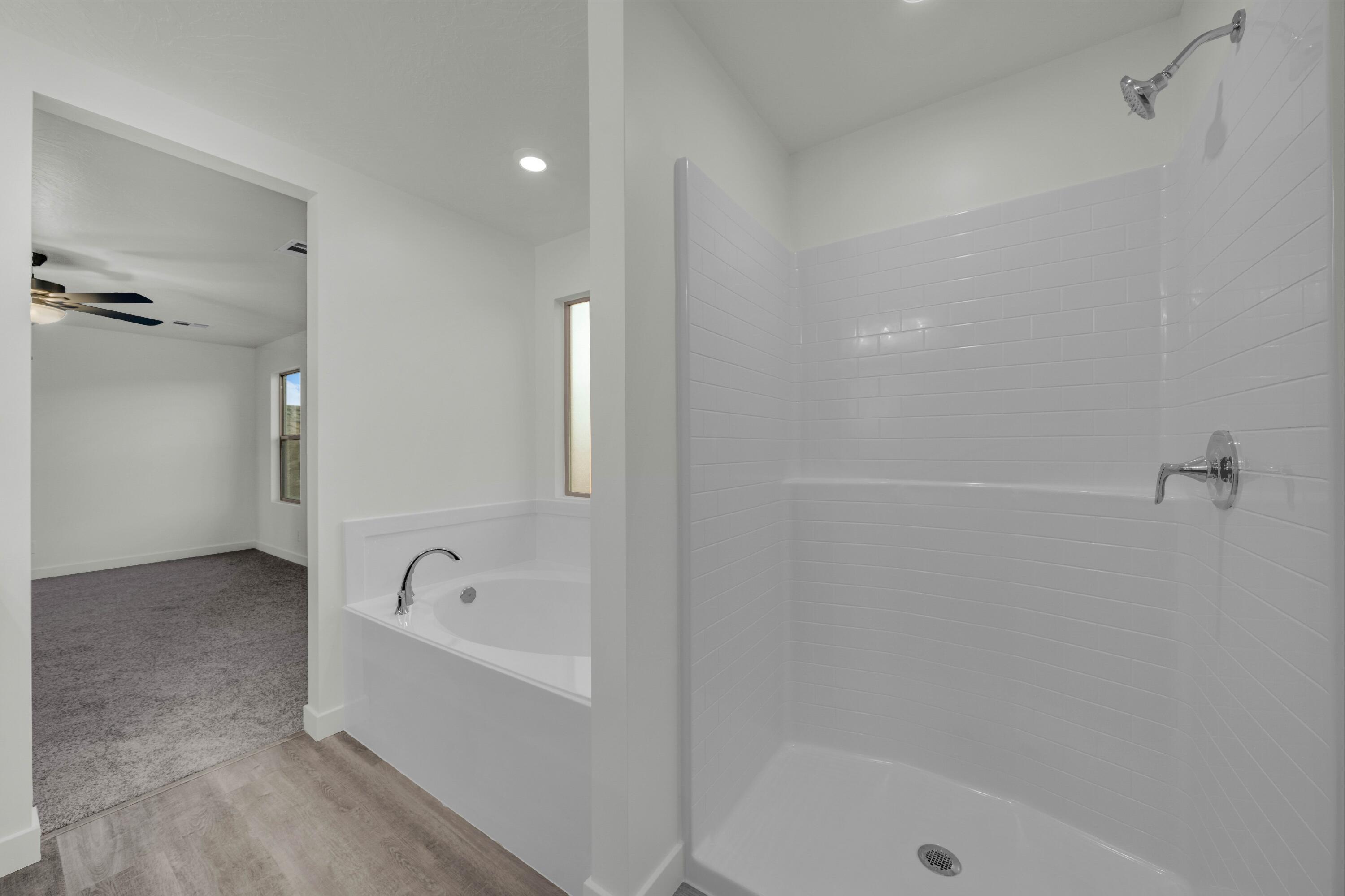 WHITE TRAILS - Residential