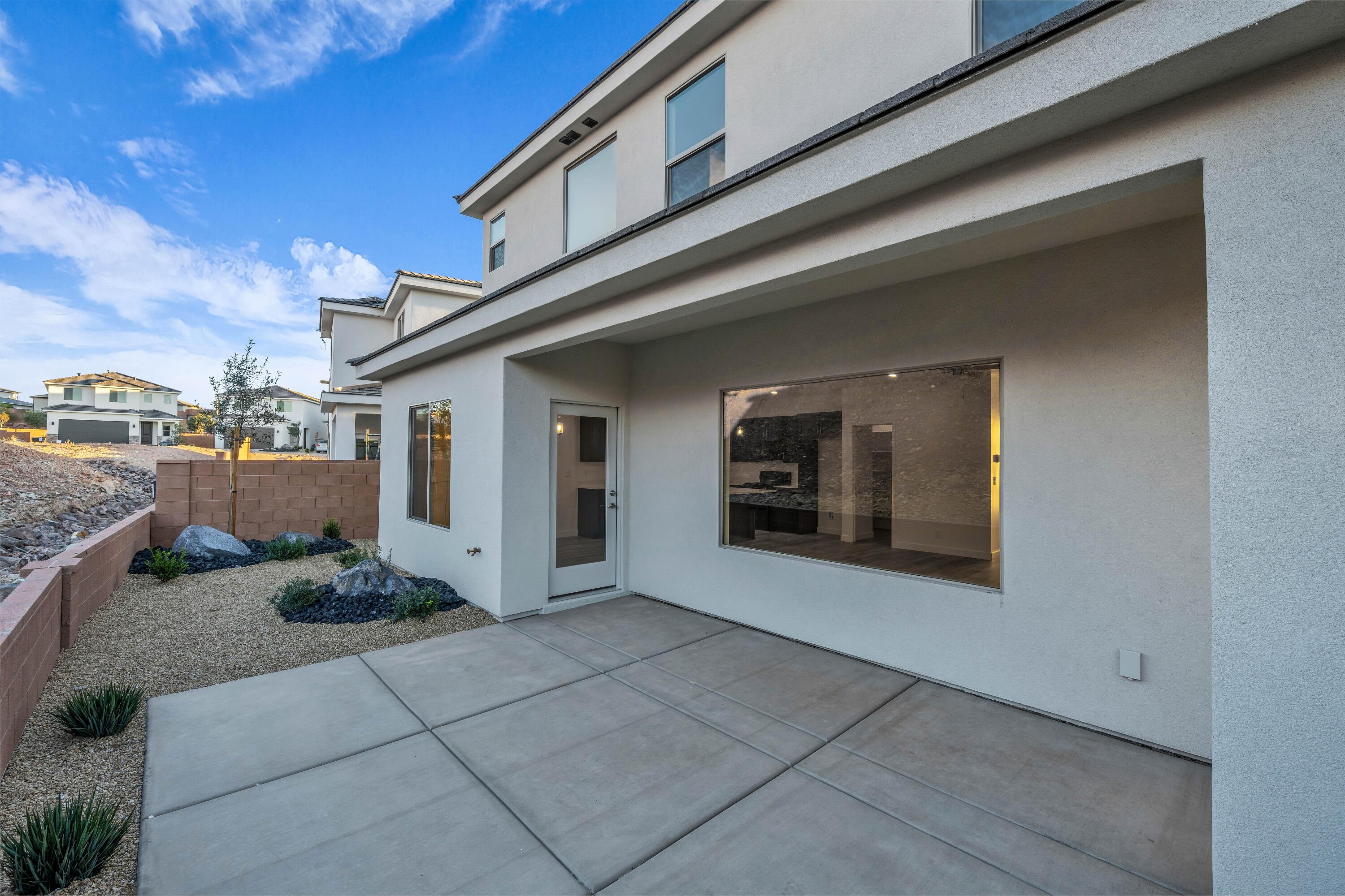 WHITE TRAILS - Residential