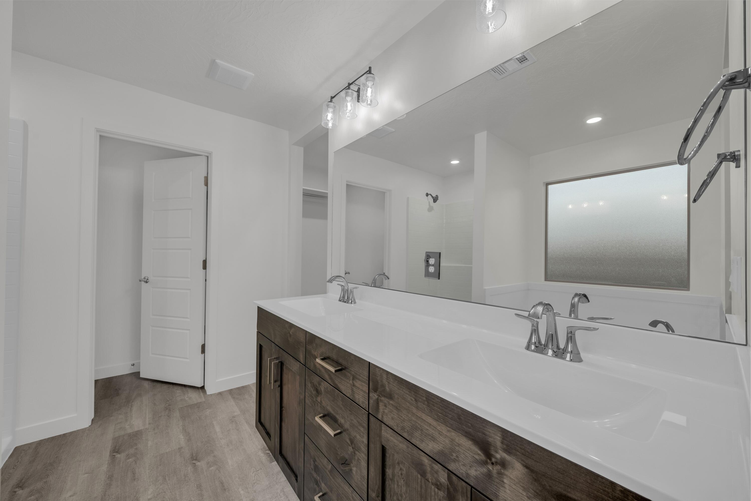 WHITE TRAILS - Residential