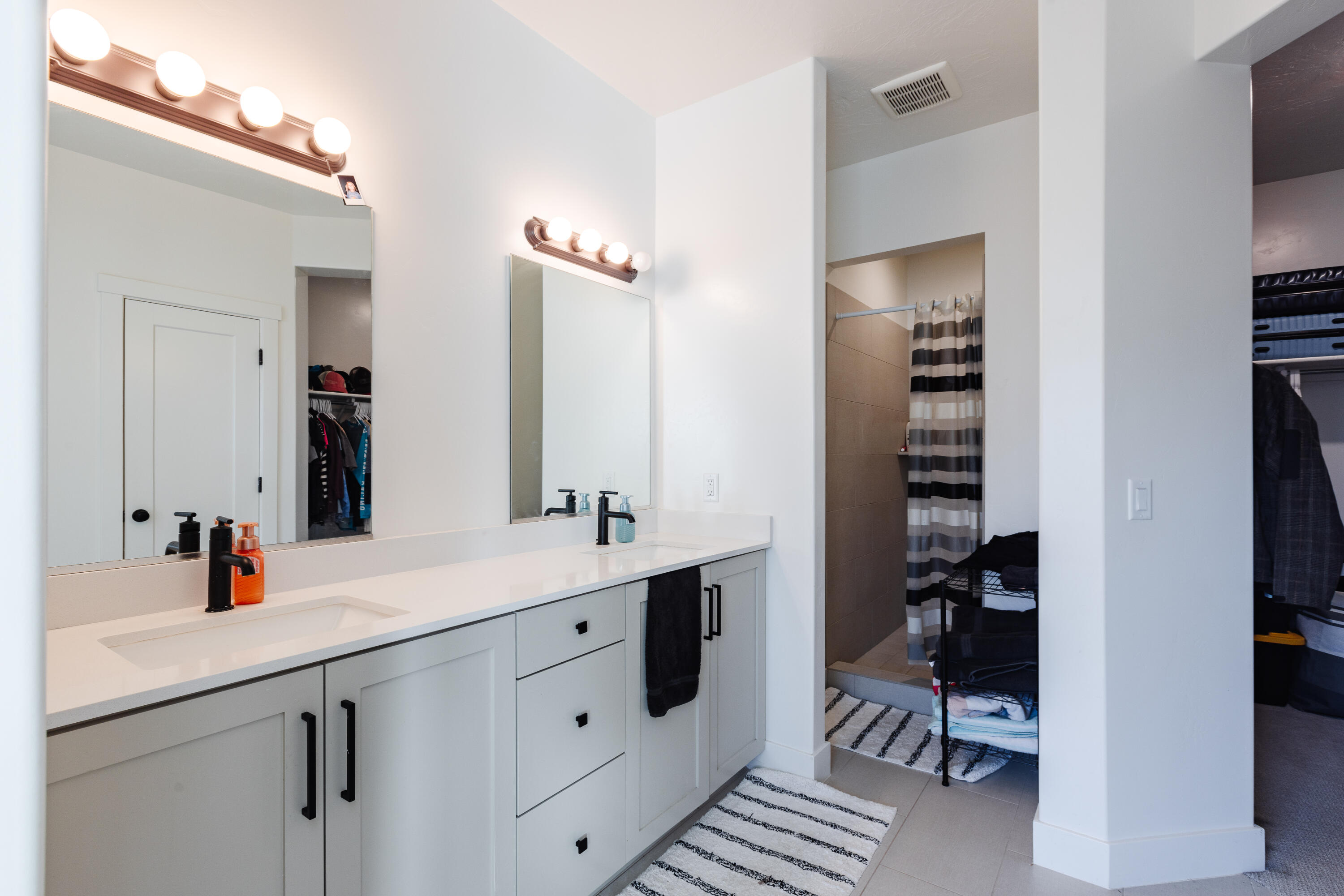 DESERT VISTA - Residential