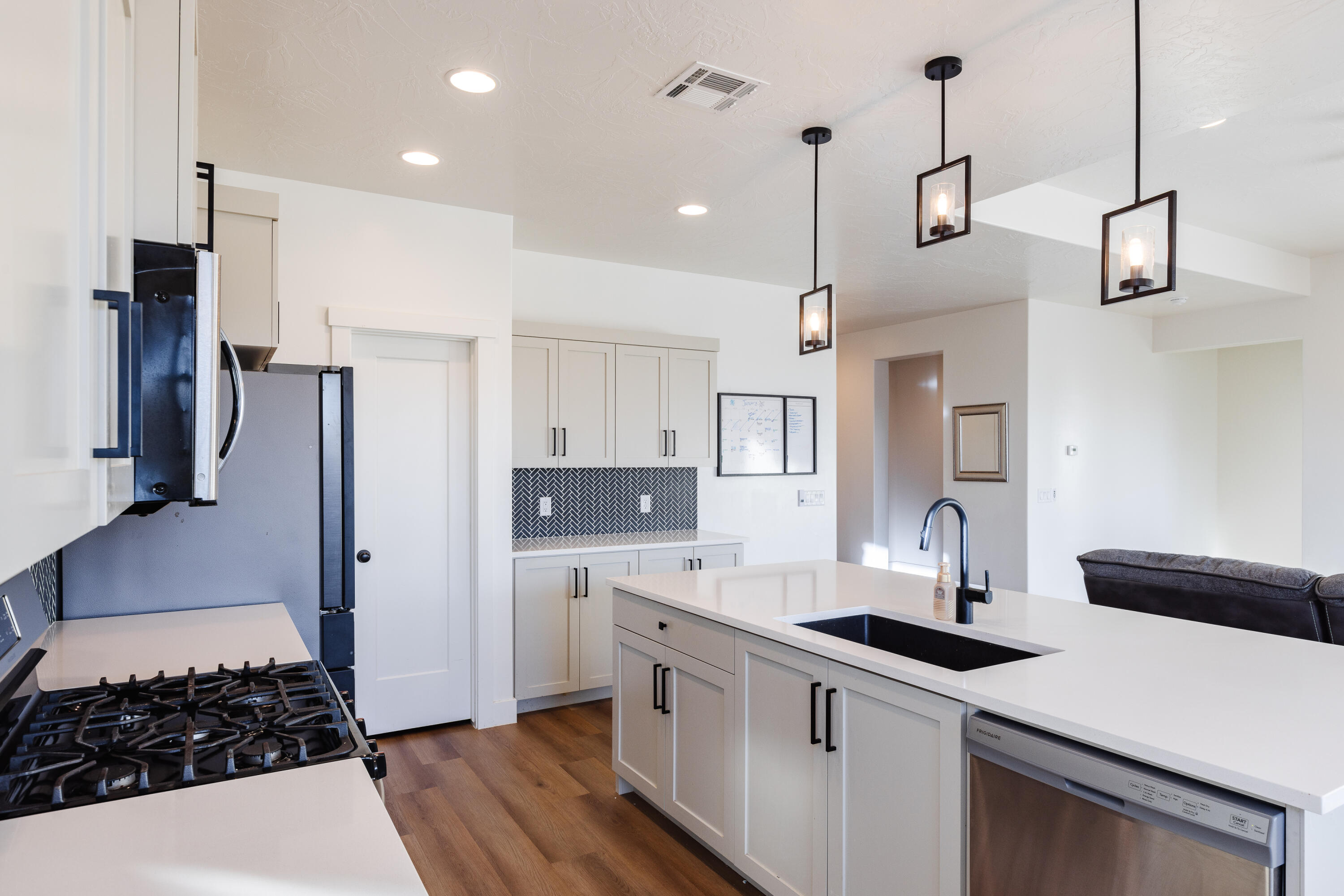 DESERT VISTA - Residential