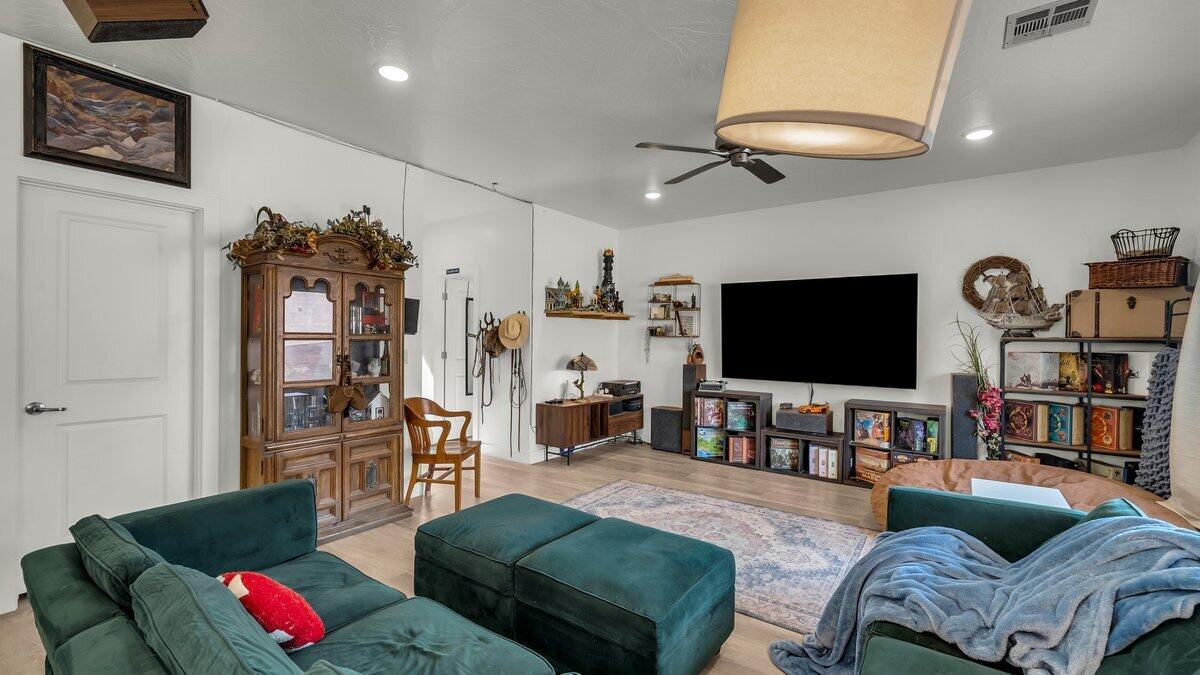 WHITE TRAILS - Residential