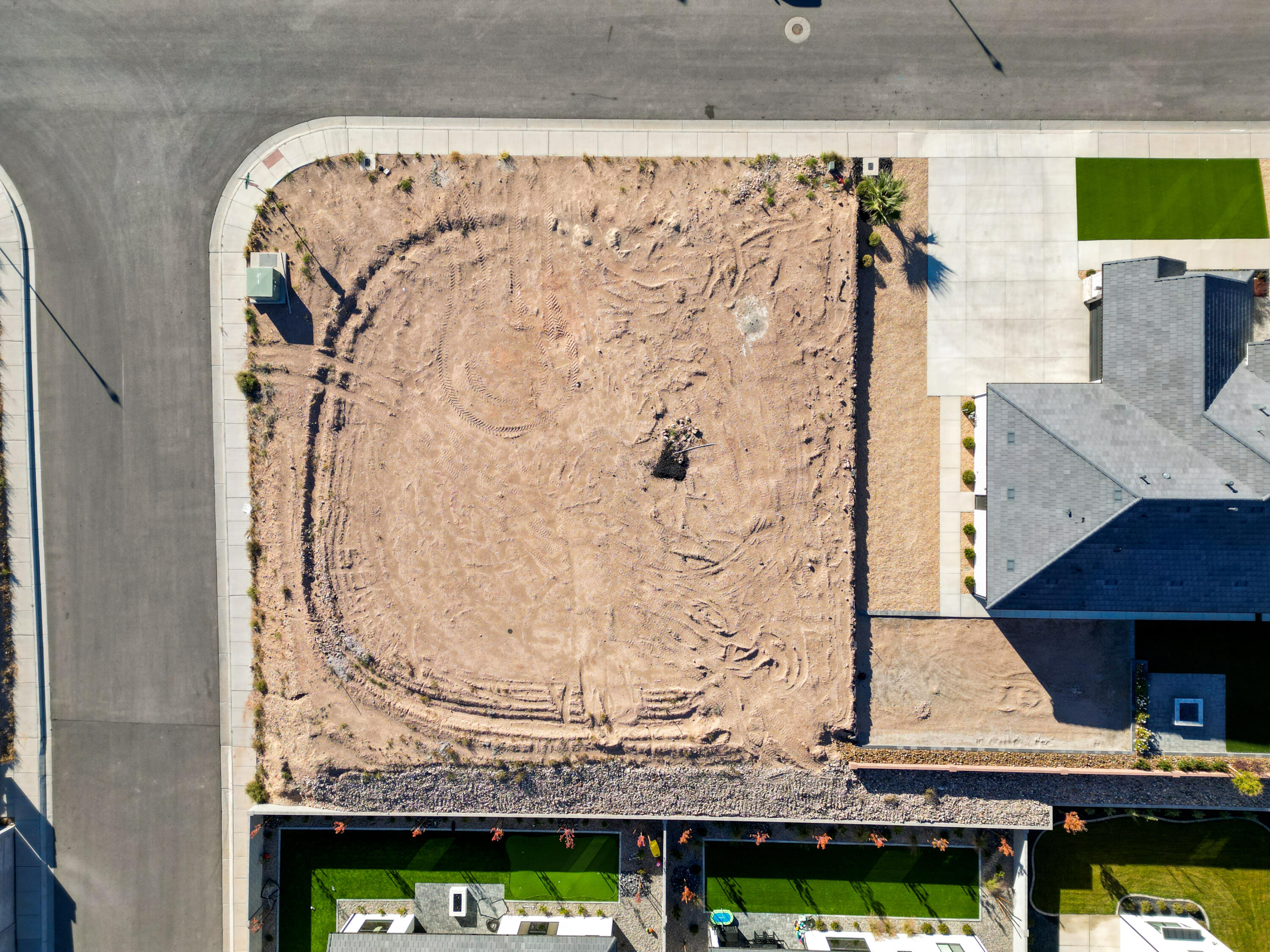 DESERT SOLACE - Land