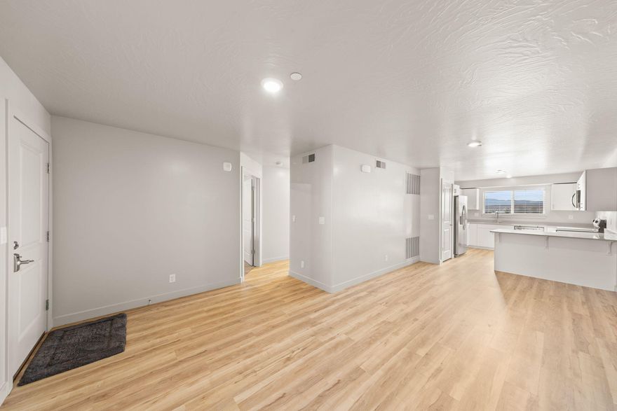 Great Rio Vista condo. New hardwood flooring and paint, upgraded stainless steel appliances.