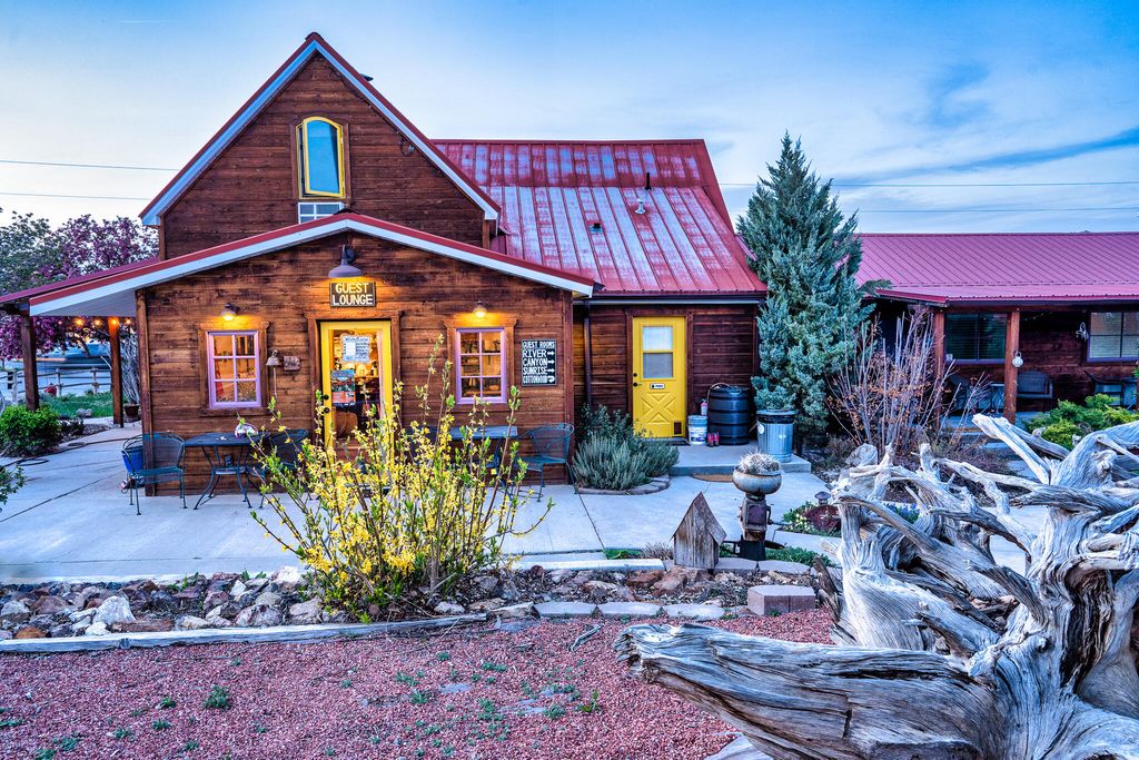 Photo of 15 S 100 E, Escalante, UT 84726 (MLS # 26-271268)