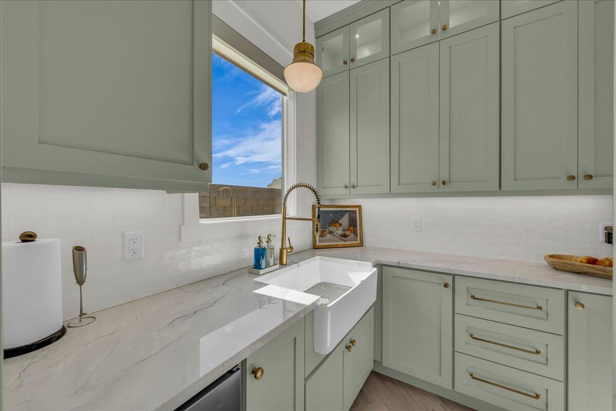 QUEENSRIDGE - Residential