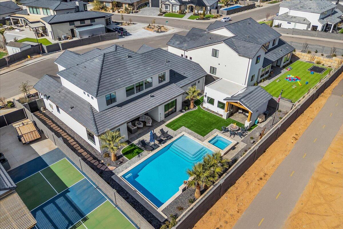 QUEENSRIDGE - Residential