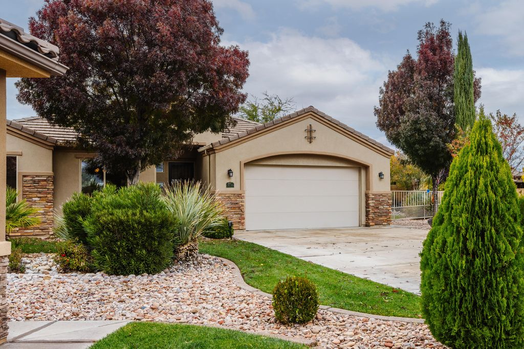 Photo of 805 S Dixie DR. DR #44, Saint George, UT 84770 (MLS # 25-266943)