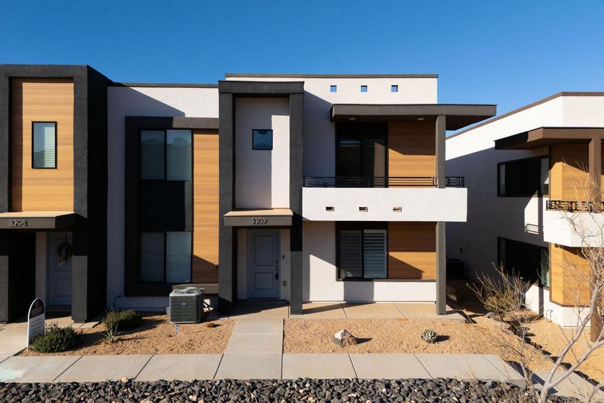 Great townhome located in Long Valley right across the street from the great amenities. Enjoy all the amenities (pools, hot tub, splash pad, play ground, mini golf, golf range, club house, and dog park. 
This home is available now! End Unit and attached 2 car garage. Pets welcomed!!!