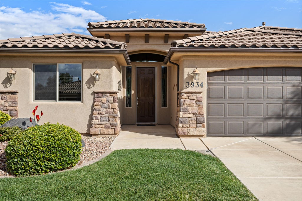 Photo of 3934 Brenna DR, Santa Clara, UT 84765 (MLS # 26-276706)