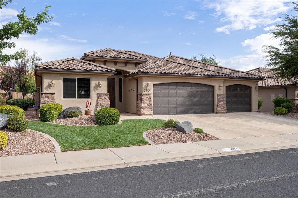 Photo of 3934 Brenna DR, Santa Clara, UT 84765 (MLS # 26-276706)
