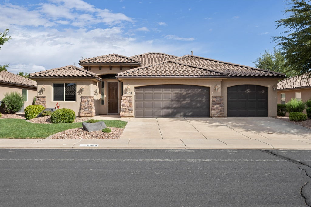 Photo of 3934 Brenna DR, Santa Clara, UT 84765 (MLS # 26-276706)