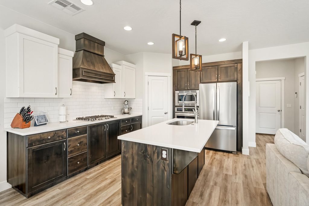Photo of 1562 E SUNSHINE CIR, Saint George, UT 84790 (MLS # 26-272456)