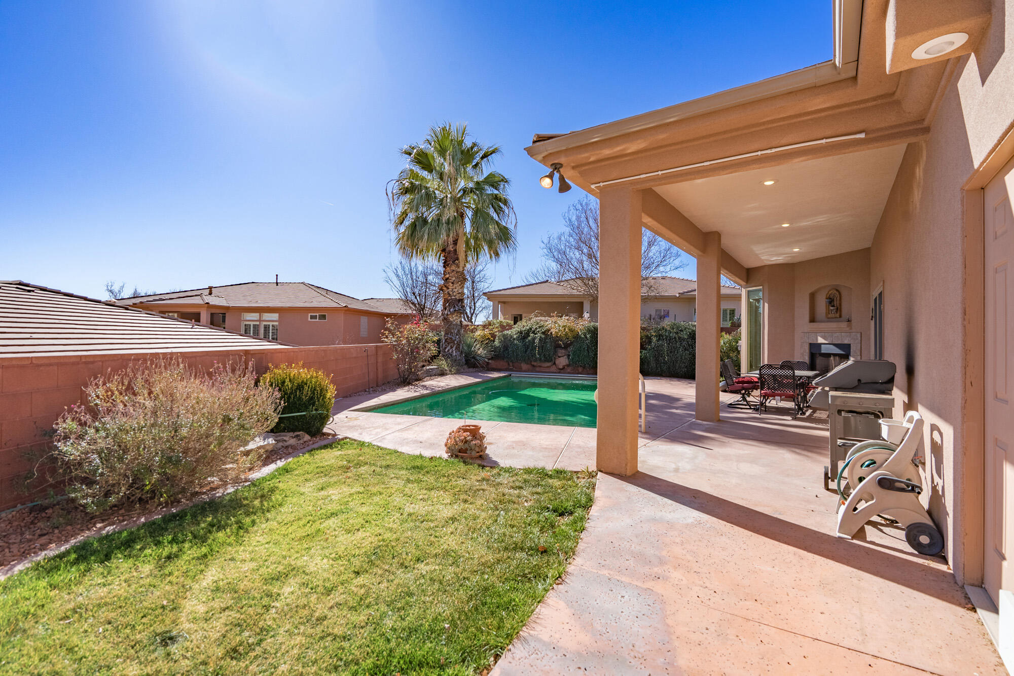 PARADISE CANYON - Residential