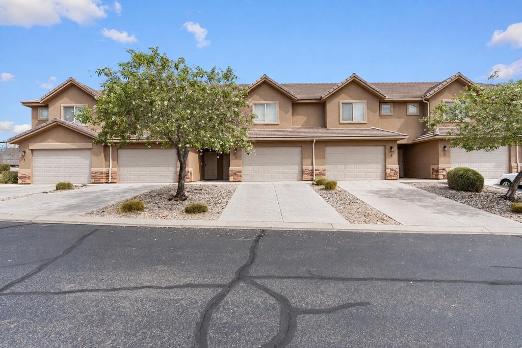 Photo of 1000 E Bluff View DR #3, Washington, UT 84780 (MLS # 26-275202)