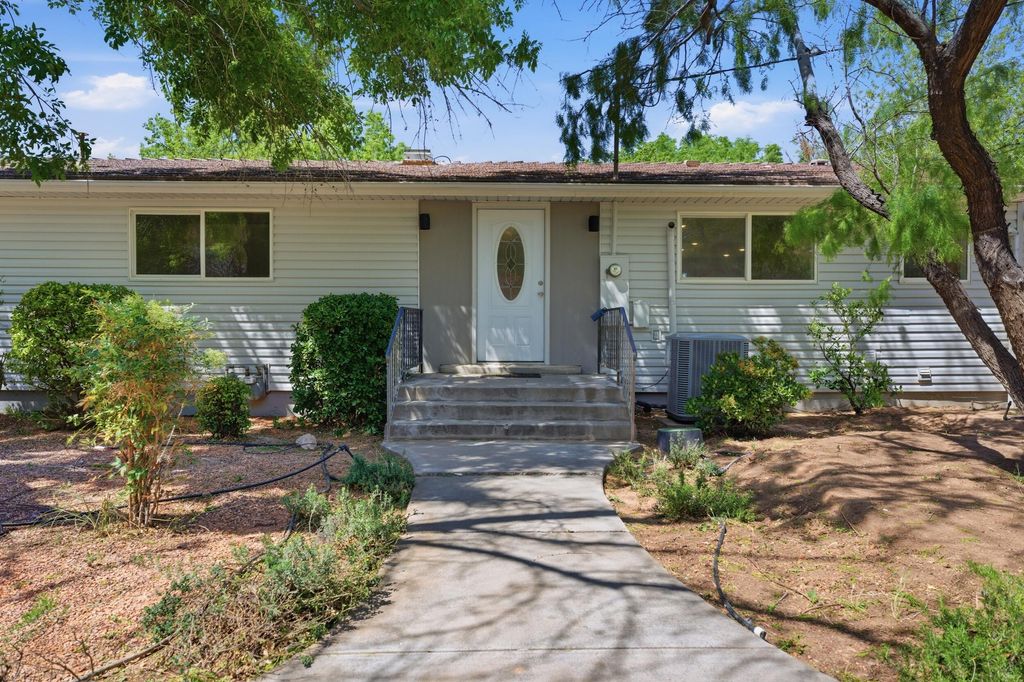 Photo of 35 E 100 S, La Verkin, UT 84745 (MLS # 26-271458)
