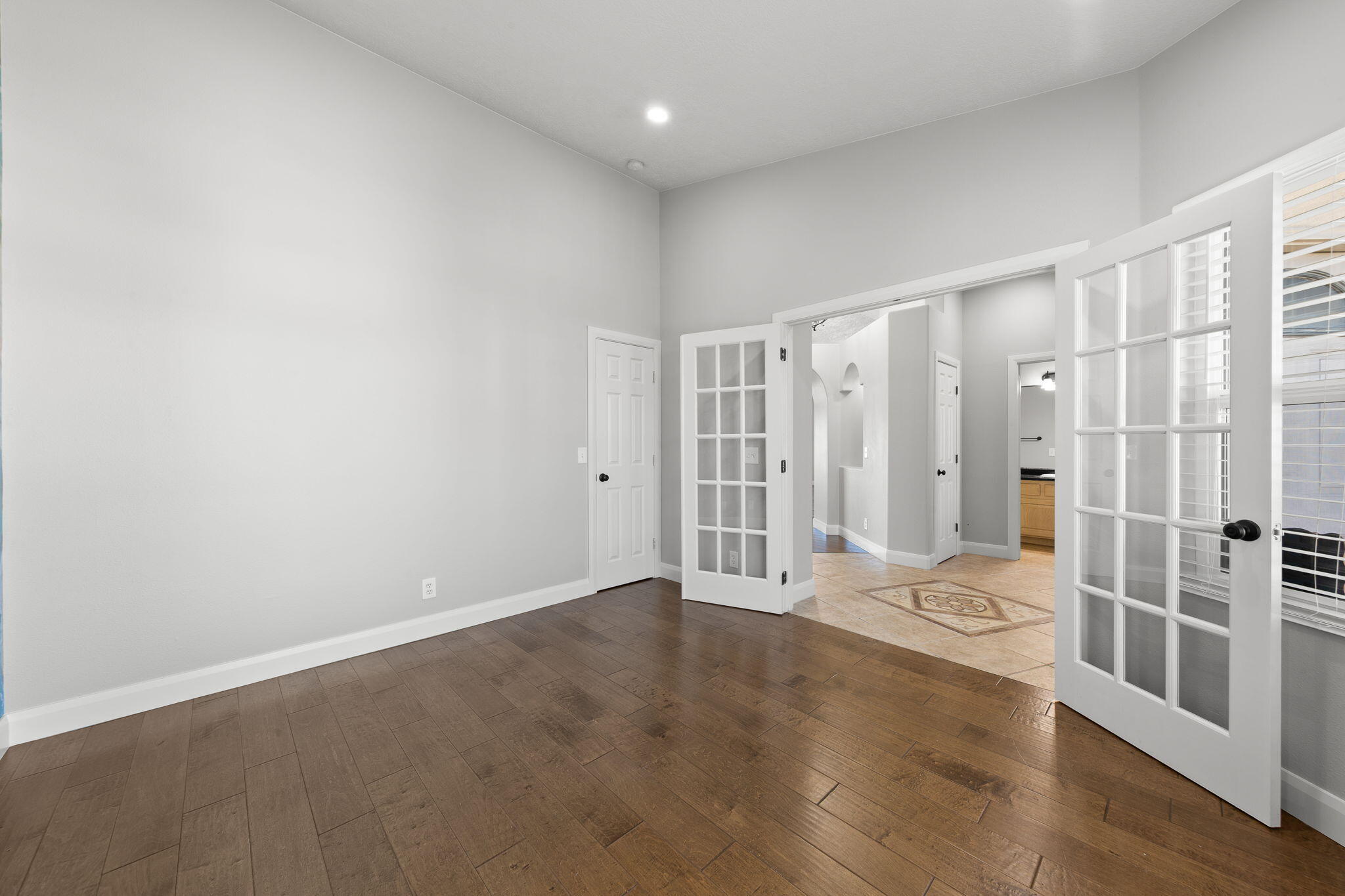 MOUNTAIN SHADOW - Residential