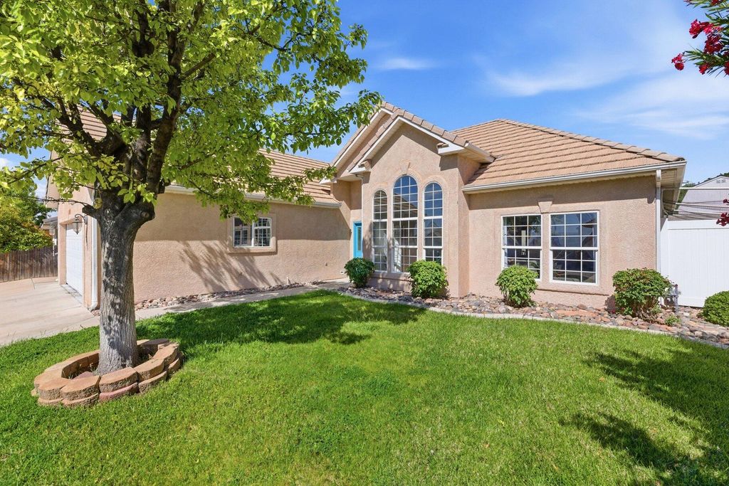 Photo of 2883 E Overlook DR, Saint George, UT 84790 (MLS # 26-273472)