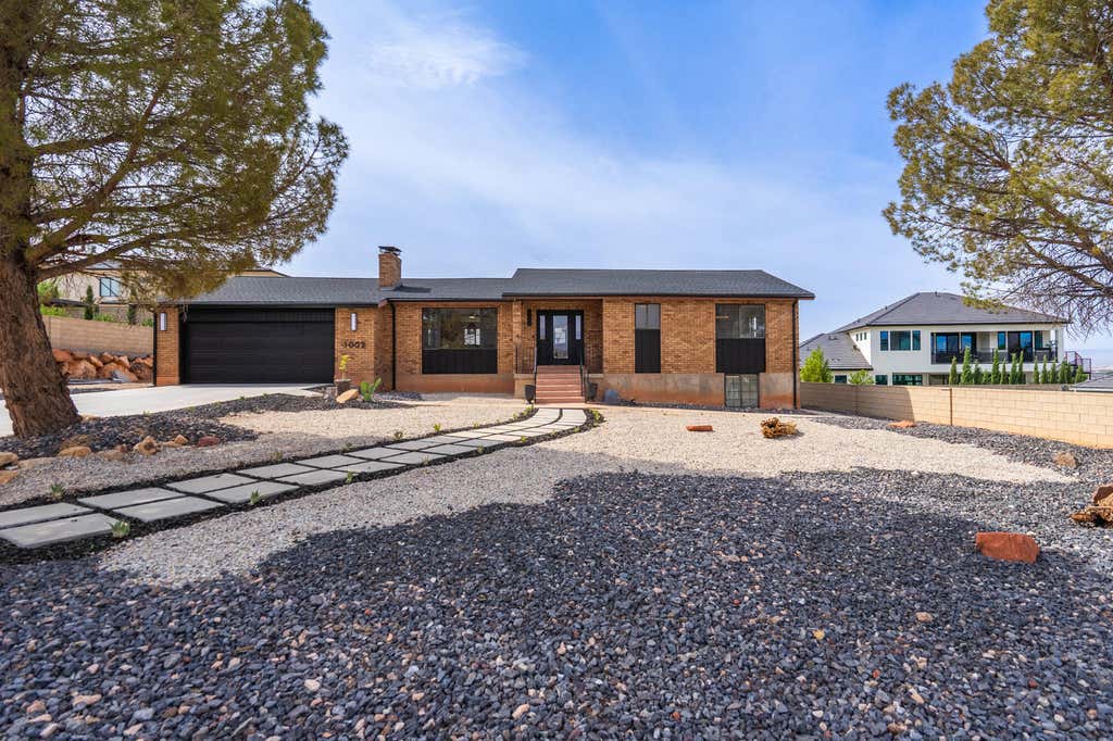 Photo of 1002 E Crooked Creek DR, Washington, UT 84780 (MLS # 26-275186)