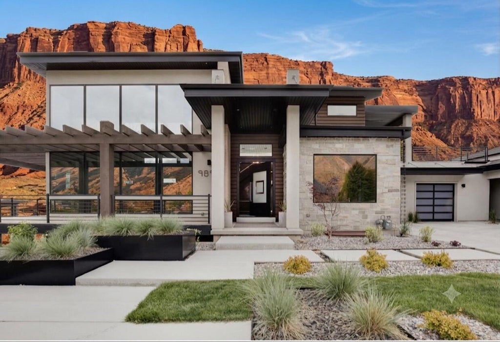 Photo of 95 N Crest RD, Washington, UT 84780 (MLS # 26-276819)
