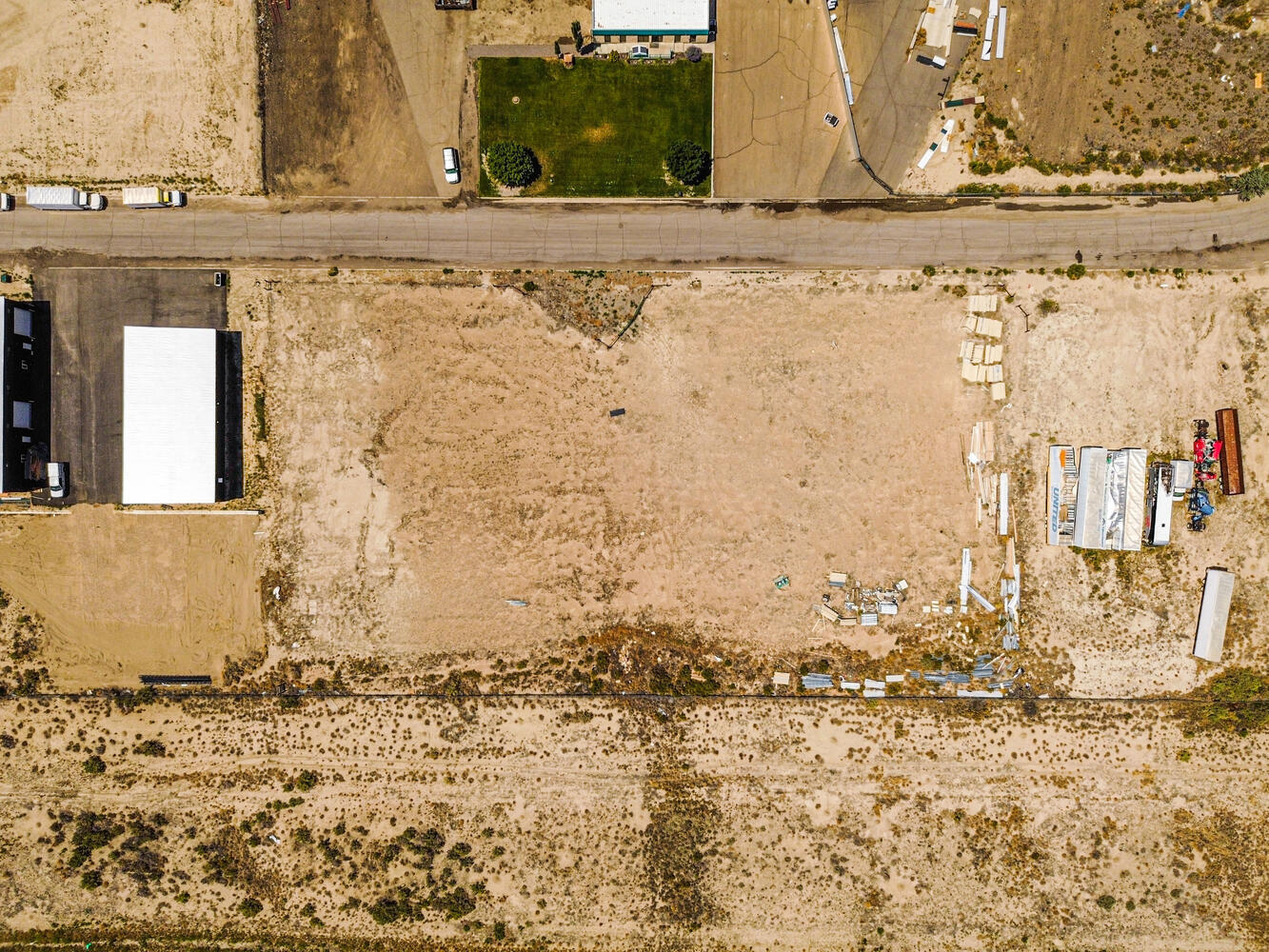 Main image without alt text