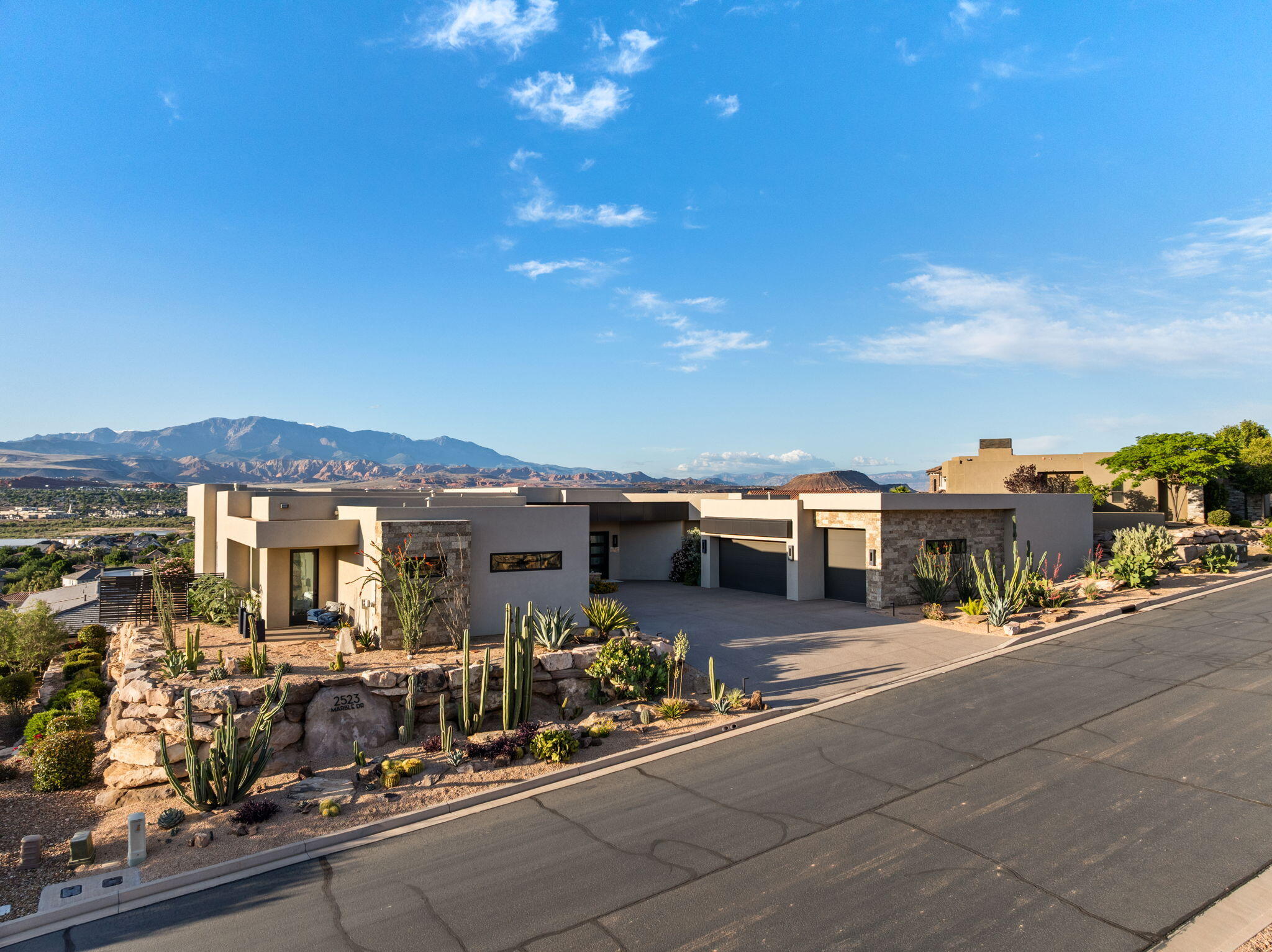 STONE CLIFF - Residential