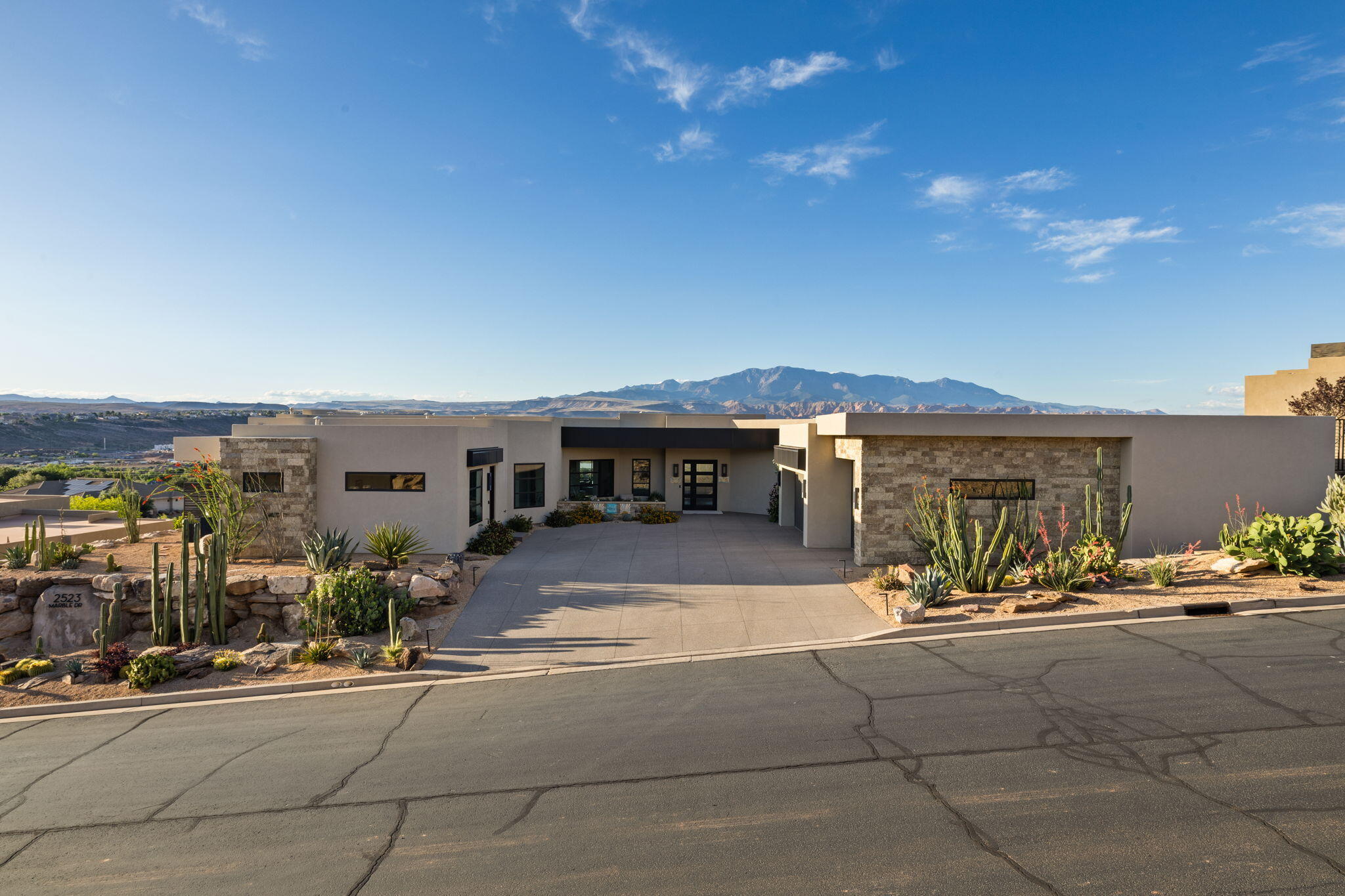 STONE CLIFF - Residential