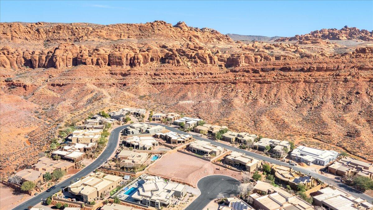 CLIFFS OF SNOW CANYON - Land