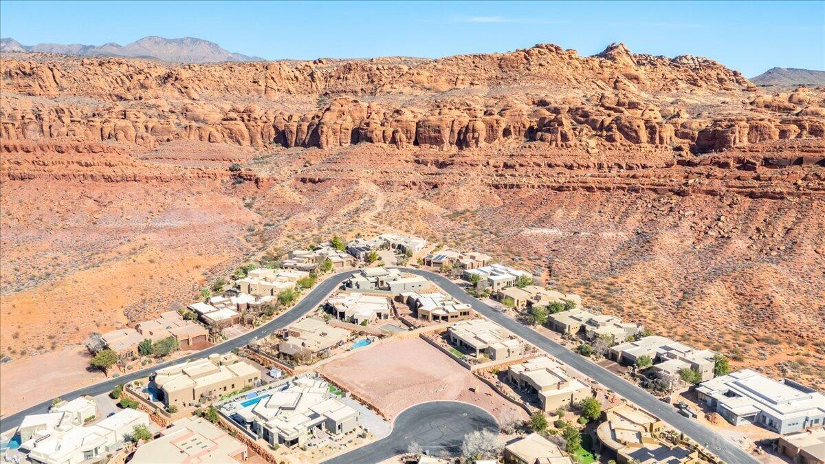 CLIFFS OF SNOW CANYON - Land