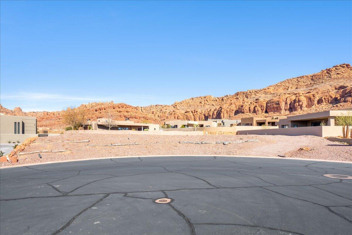 CLIFFS OF SNOW CANYON - Land